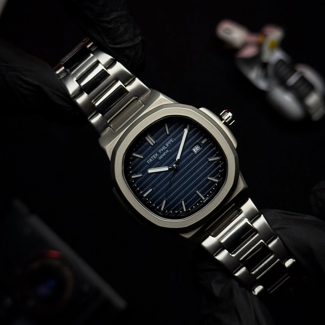 ساعة Patek Philippe Stainless Steel with Date Display سيلفر لون ميناء ابيض_اسود_اخضر_كحلي_زهري